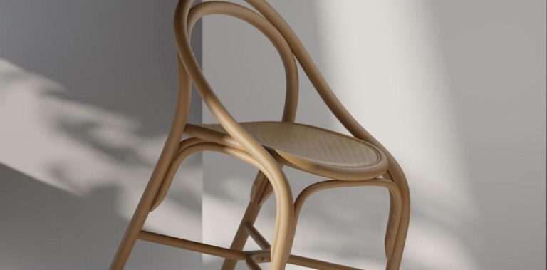 Rendu 3D d'une chaise en bois cintré et assise cannée sur fond neutre avec ombre portée, exemple de visuel produit photoréaliste