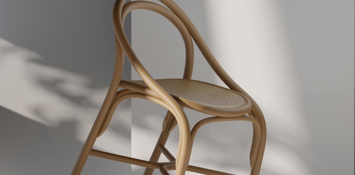 Rendu 3D d'une chaise en bois cintré et assise cannée sur fond neutre avec ombre portée, exemple de visuel produit photoréaliste